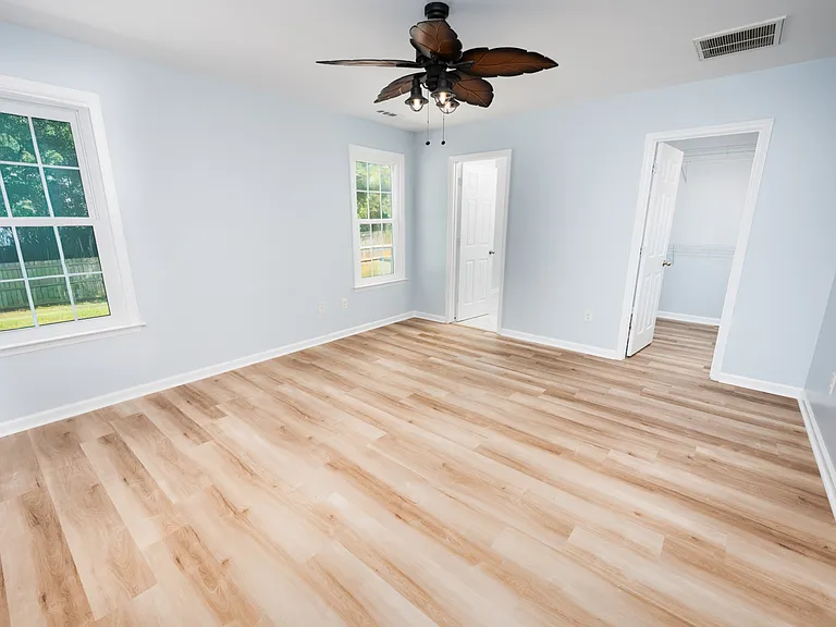 100 Lakeside Green Dr — Photo 14