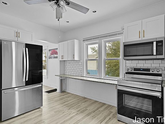 3rd image of 1006 Oakdale St SE