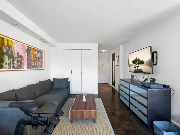 330 3rd Avenue 8D image 1 of 8