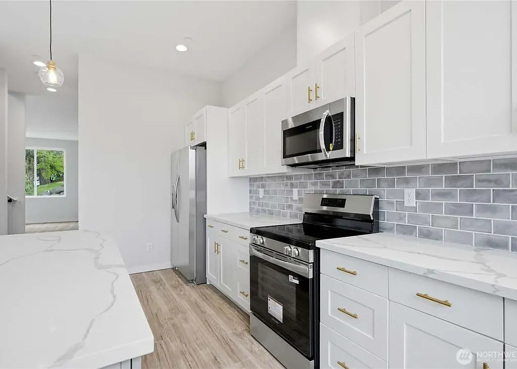 3 bed, 2.5 bath, 1922 sqft, $3,688 — Photo 2