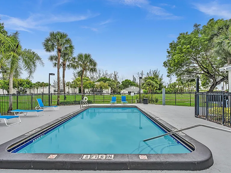 1020 Lake Victoria Dr #B — Photo 47