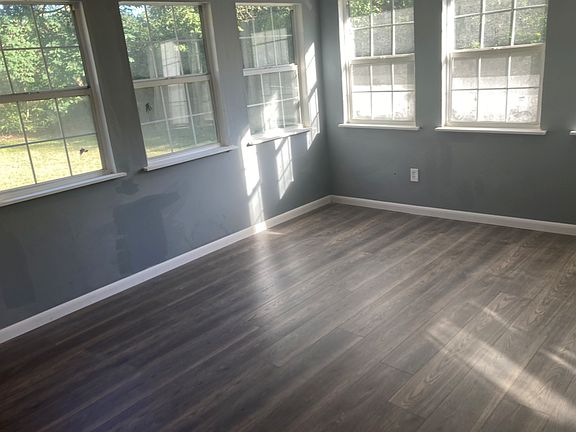 4th image of 3110 Doner Cir NW