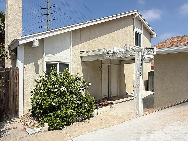 5025 Kensington Way — Photo 1