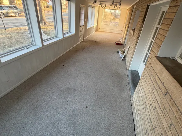 314 Valley Dr, Manhattan, KS 66502