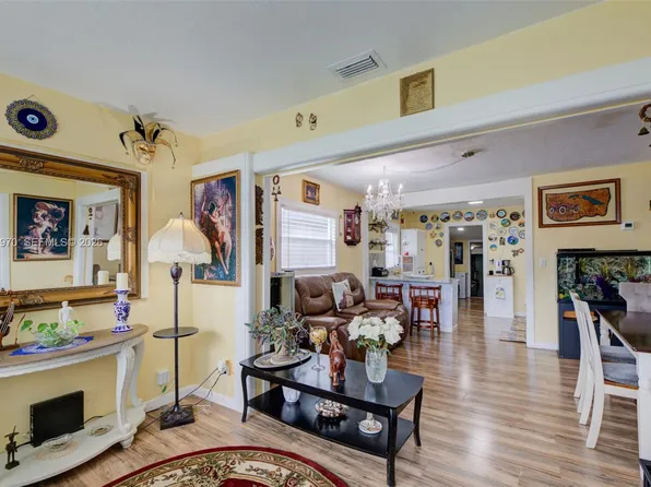 1911 NW 52nd St, Miami, FL 33142