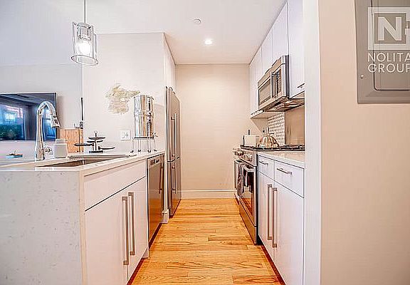 5th image of 242 Elizabeth St #1