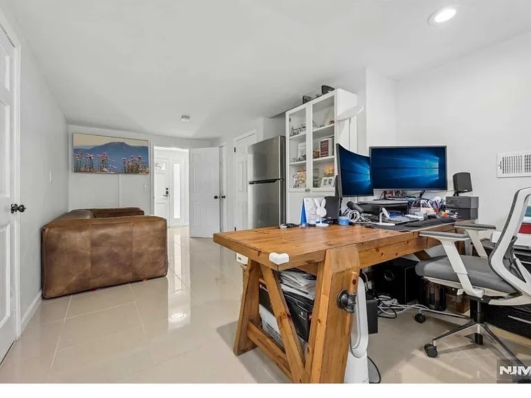 10 Julia St — Photo 19