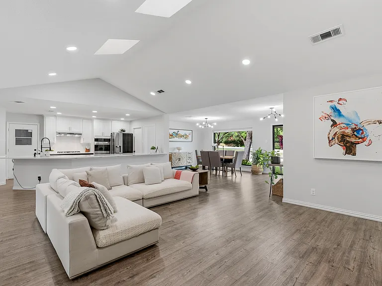 412 E Northgate Dr — Photo 4