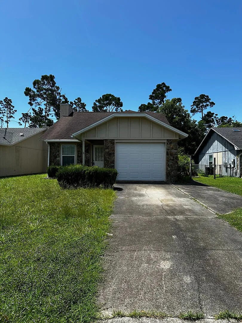 First 2 weeks free for approved applicant. 2 Bedroom home with garage. Great Area and Location! — Photo 1