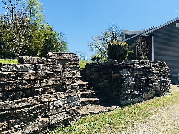 Natural stone retaining wall