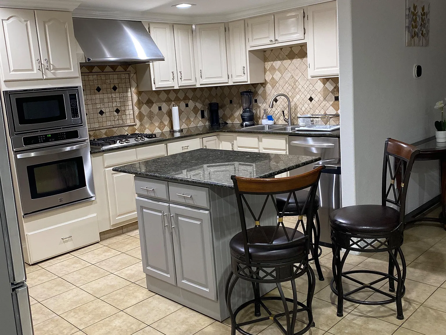 4 bed, 2.0 bath, 2200 sqft, $1,884 — Photo 4