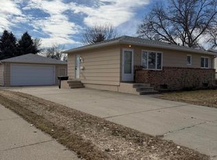 719 Albany Dr, Bismarck, ND 58504