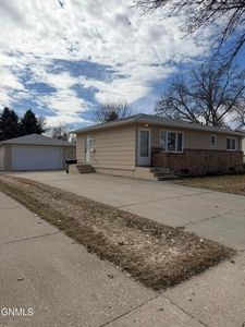 719 Albany Dr, Bismarck, ND, 58504