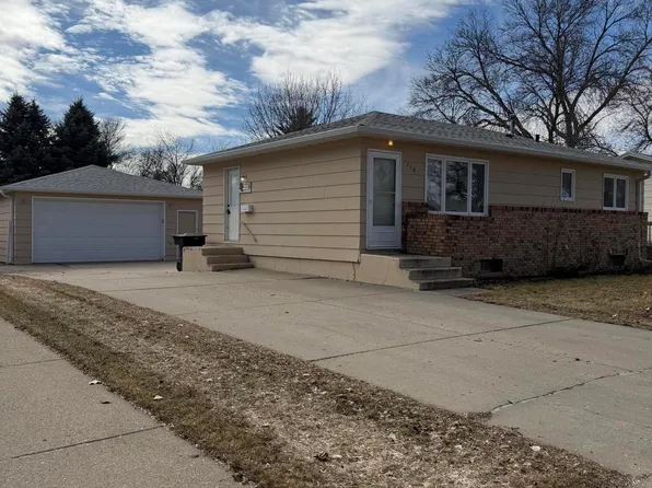 719 Albany Dr, Bismarck, ND 58504