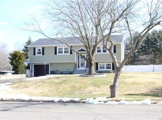 5 Quaker Pl, Milford, CT 06460