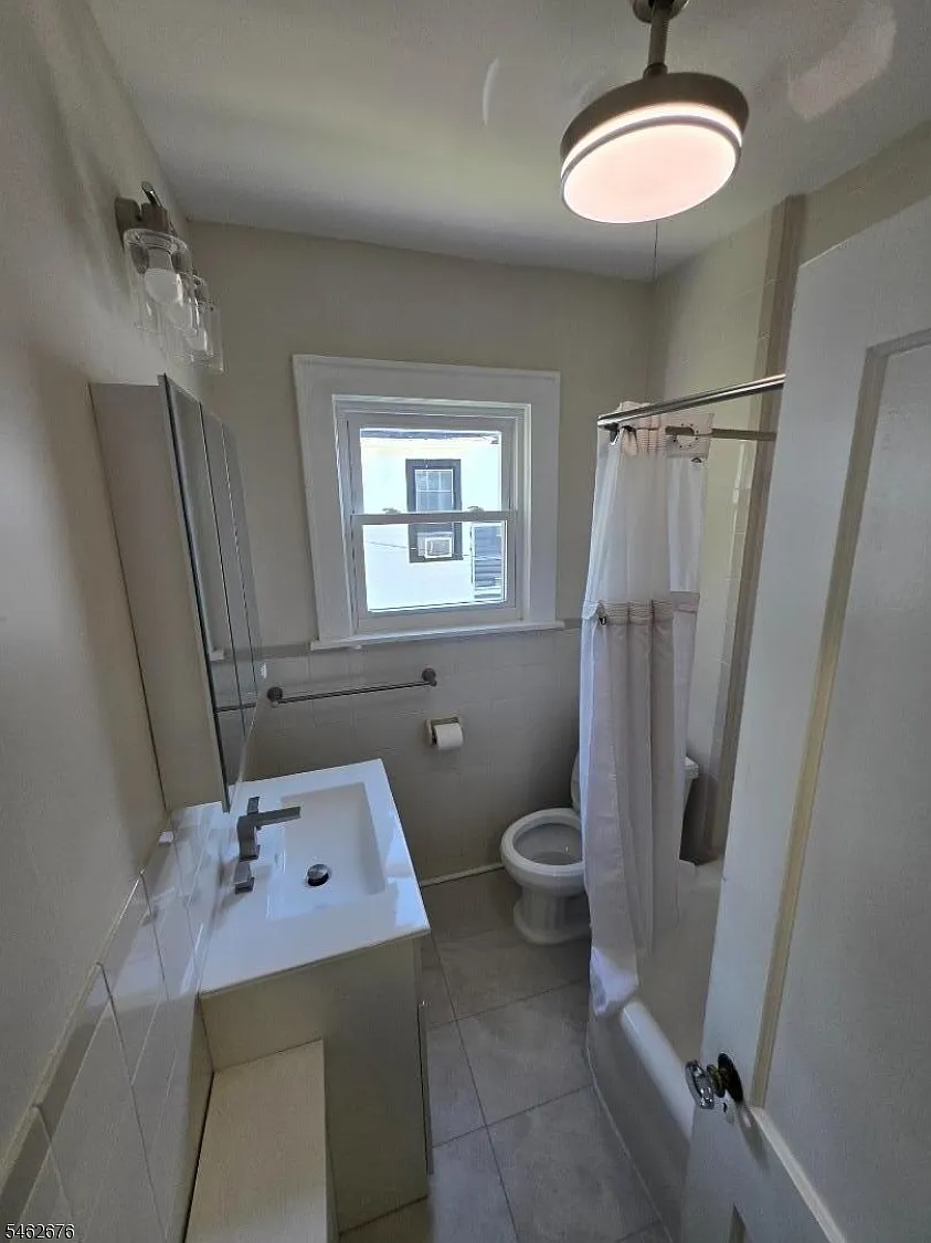 3 bed, 1.0 bath, 99999 sqft, $2,500 — Photo 3