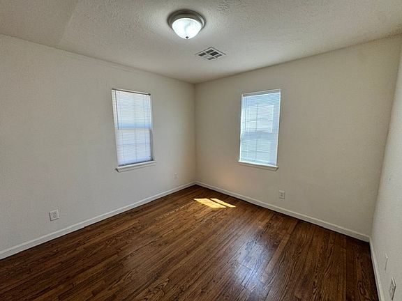 5th image of 209 W Dale St