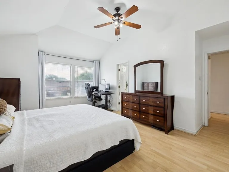 2128 Regency Dr — Photo 7