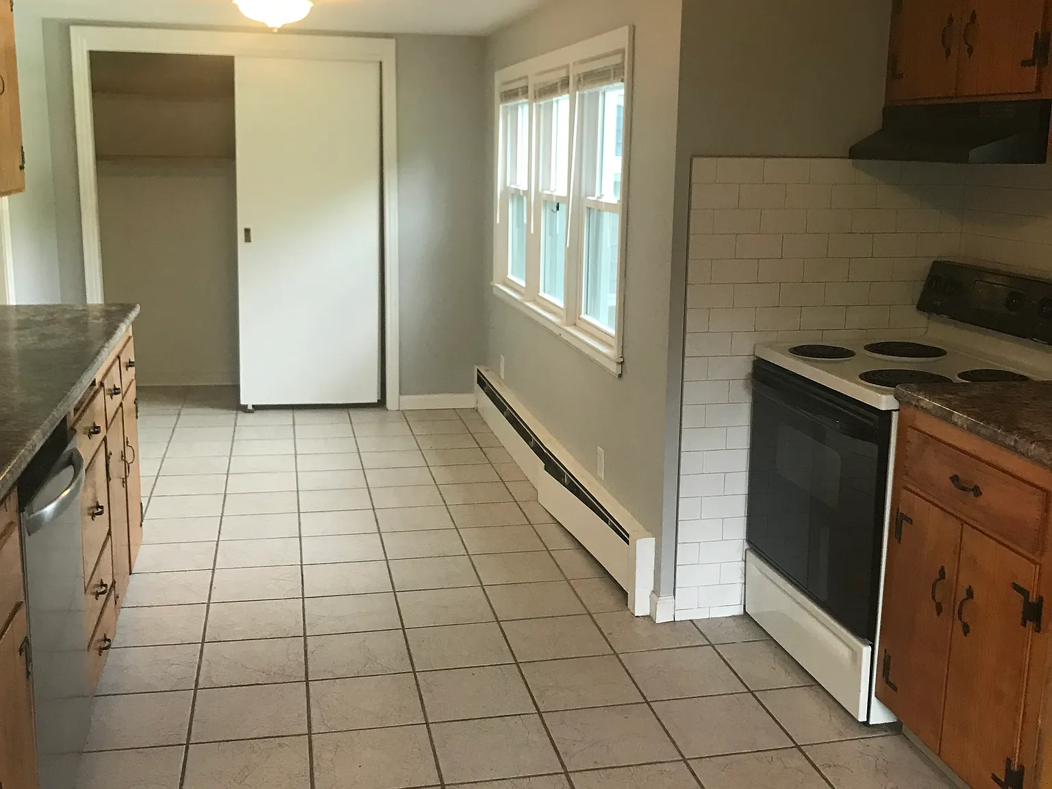 3 bed, 1350 sqft, $2,400 — Photo 4