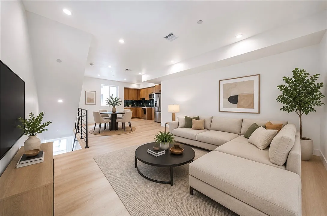 4 bed, 1622 sqft, $5,688 — Photo 3