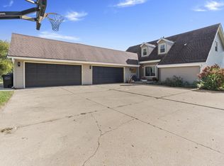 W238N4620 Woods Edge Dr, Pewaukee, WI 53072