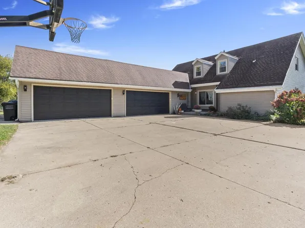 W238N4620 Woods Edge DRIVE, Pewaukee, WI 53072