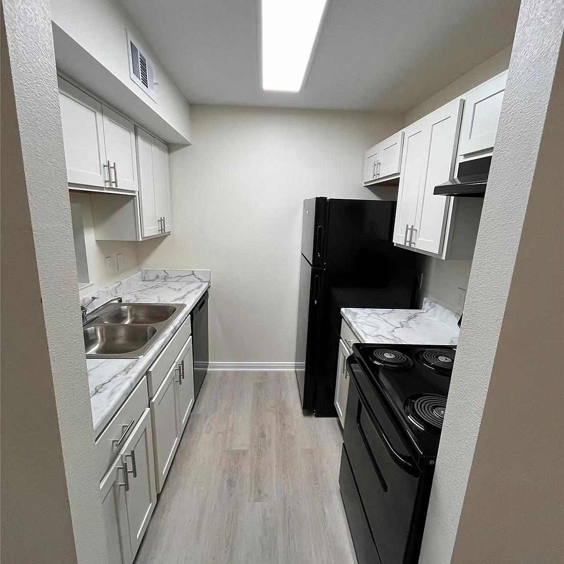 2 bed, 2.0 bath, 1894 sqft, $1,450 — Photo 2