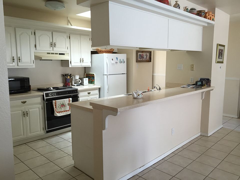 Kitchen w/breakfast bar
