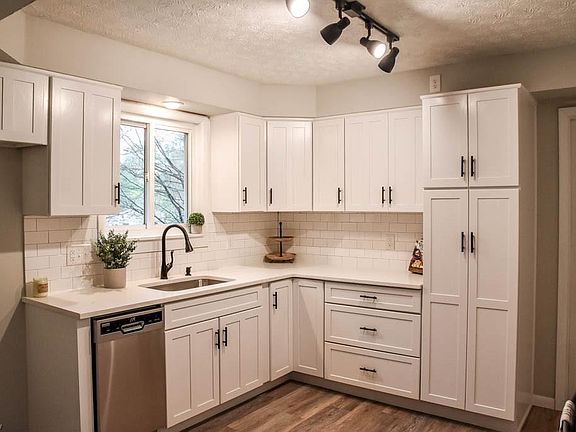 4th image of 228 W Ingleside Dr