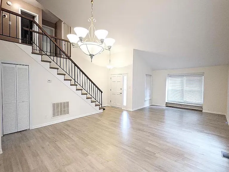 11 Clover Dr — Photo 2