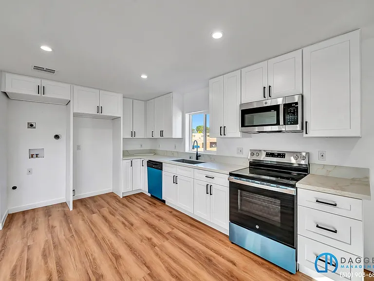 11845 Hamlin St #1/2 — Photo 8