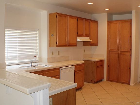 5th image of 383 Cambridge Dr