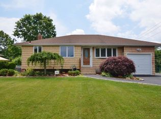 4 Baylor Dr, Smithtown, NY 11787