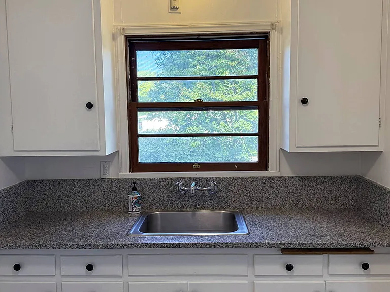 887 Lorna Dr — Photo 1