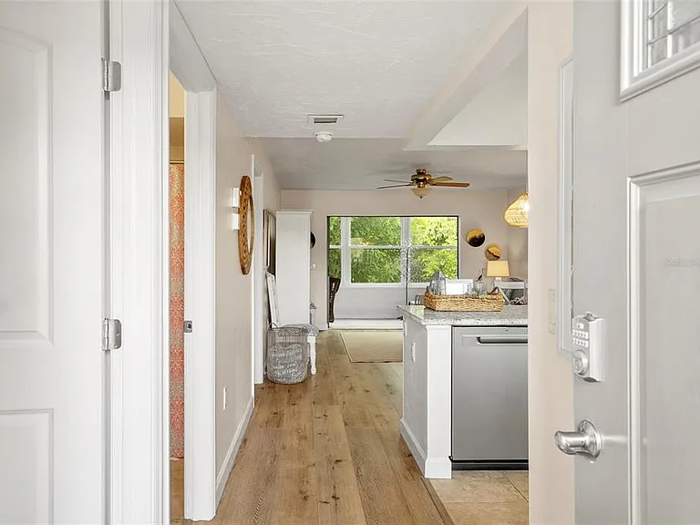 440 Palm Tree Dr — Photo 3