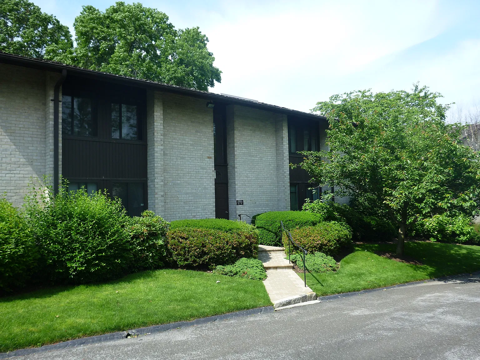 2 bed, 1.5 bath, 1202 sqft, $3,000 — Photo 2