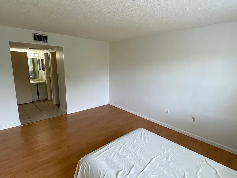 4304 NW 9th Ave #3-3B-3B3 — Photo 10