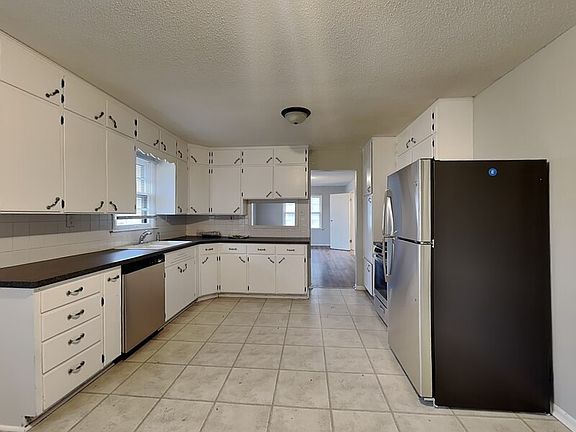 3rd image of 902 NE 73rd Ter
