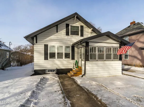 1114 Cottonwood St, Grand Forks, ND 58201