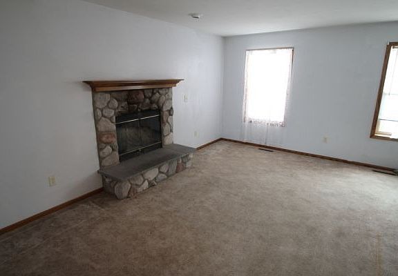 4th image of N164W21280 Dunbar Ct