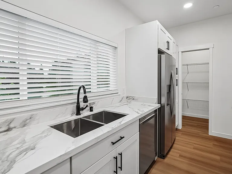 950 Maple Ave — Photo 12