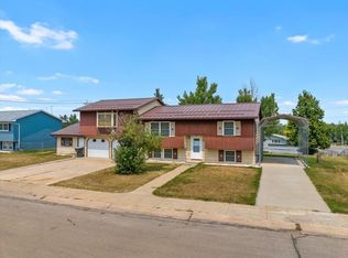 919 Park Dr, Belle Fourche, SD 57717