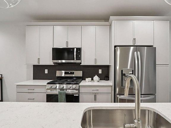 5th image of 405 Falcon Ridge DRIVE #17