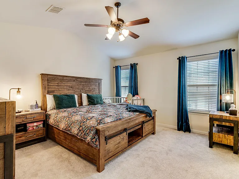 Spacious and Cozy Masterbed on 3rd floor