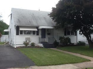 11 Gregory Dr, Hamilton, NJ 08690