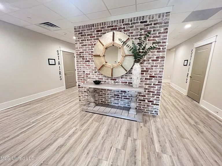 124 Court St — Photo 12
