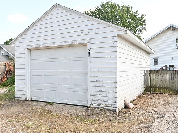 3rd image of 305 E 10th St