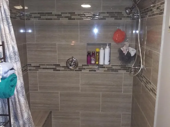 450 Lake Ave APT 6, Woodstock, IL 60098