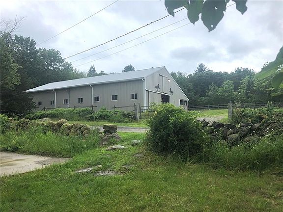 14 Stall barn with cold and hot water, plenty of hay storage above
