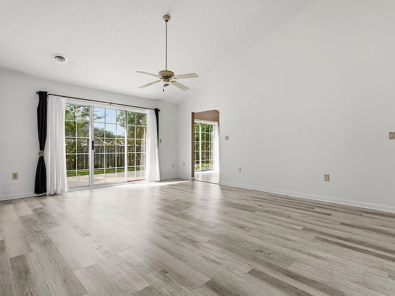 3rd image of 3943 Lochview Dr.